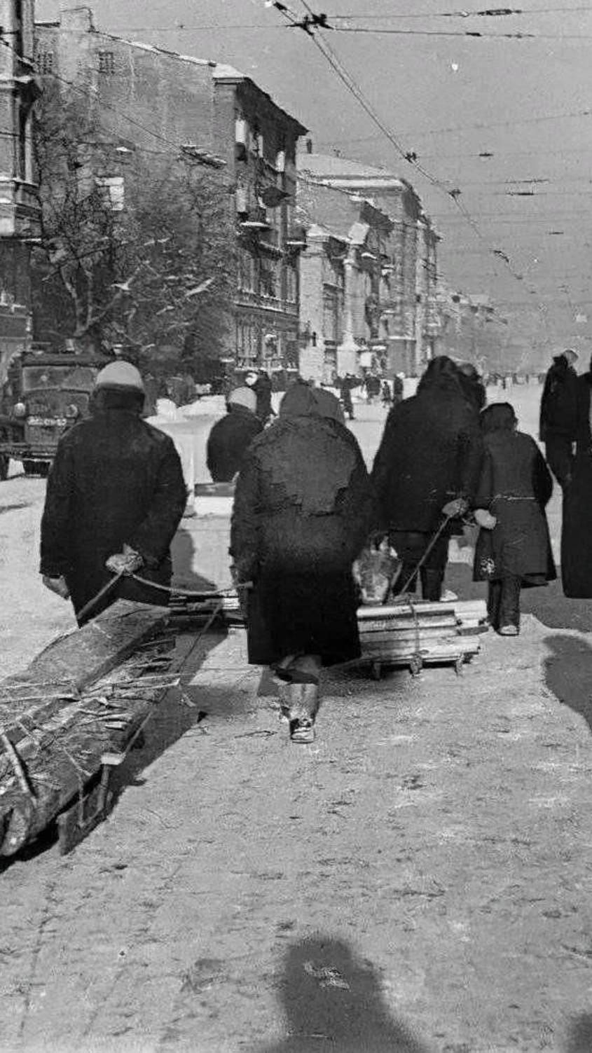 Ю.Гранов  "По Ленинграду смерть..." (исп . Ефименко Т., 11 кл)