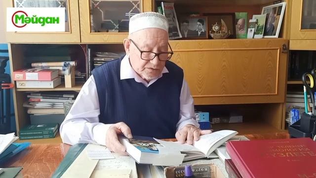 Айдар Хәлим «Килеп чыгар идең...» шигырен укый.