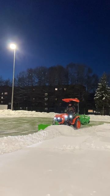 Трактор KUBOTA 2741 чистка снега.