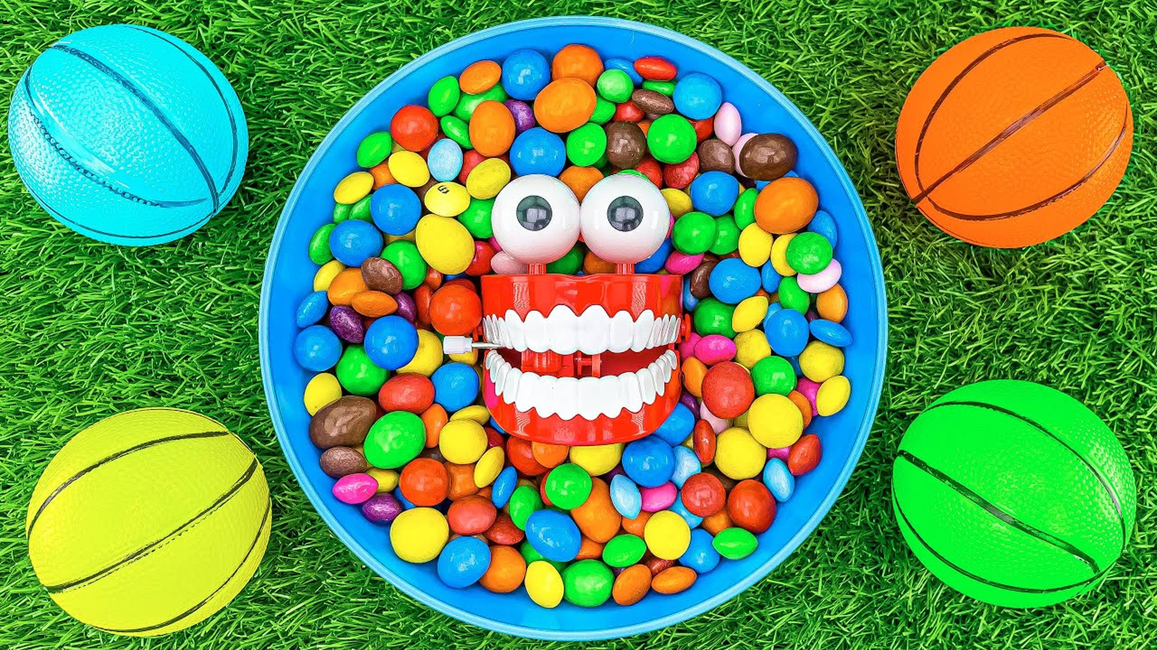 Смешивание цветов красивых конфет M&M's с радужными баскетбольными мячами - Нарезка ASMR