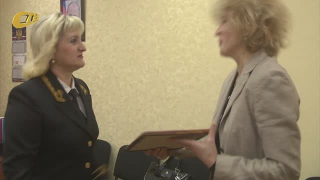 ПРЕДСЕДАТЕЛЬ ЖЕЛЕЗНОГОРСКОГО ГОРОДСКОГО СУДА ВРУЧИЛА БЛАГОДАРСТВЕННОЕ ПИСЬМО ГЛАВРЕДАКТОРУ ТРК "СТВ"