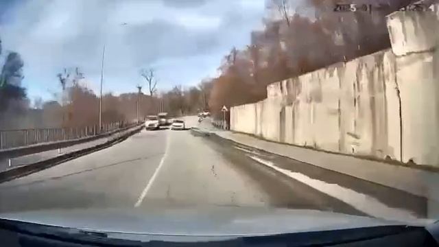 В Сочи таксист едва не устроил серьезное ДТП во время обгона.