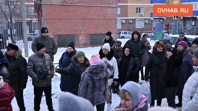 Заборные войны: скандал разгорелся из-за установки ограждения в хабаровском дворе