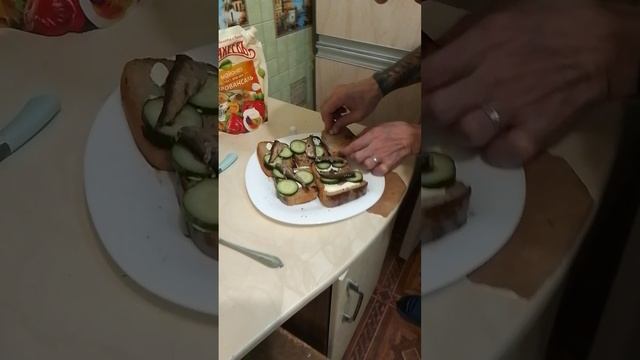 Как готовили бутерброды со шпротами 😱