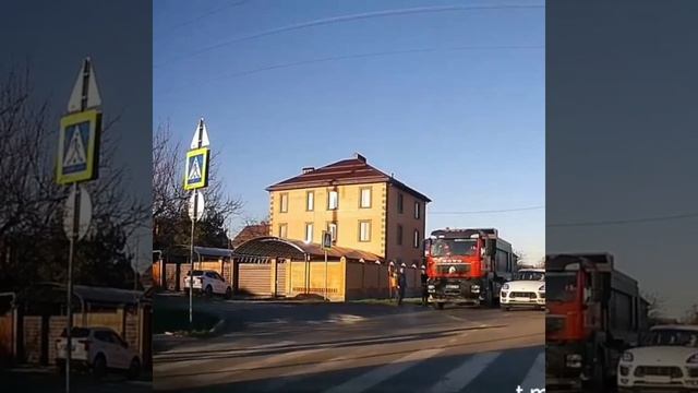 Жительницу Краснодара сегодня сбила машина на пешеходном. Она встала, показала фак и ушла.