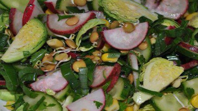 Салат-микс с брюссельской капустой