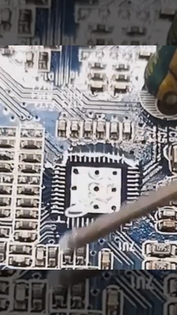 Desoldering and Soldering ic chip #JLCPCB #ic #soldering #electronic #shorts