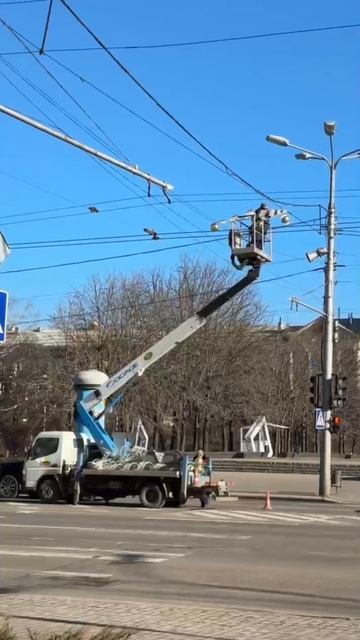 В центре Донецка уже убирают новогодние украшения