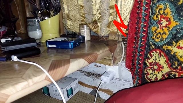 Наглая Мышь ворует чипсы в избе