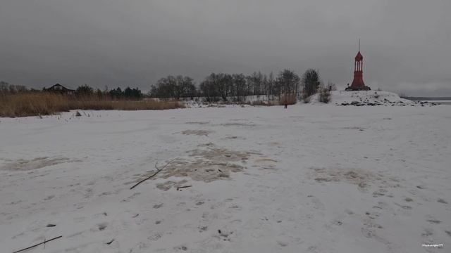 Ну вот открытие зимней рыбалки всё таки состоялось. Окунь и ерши клюют. Нерпа мониторит акваторию.