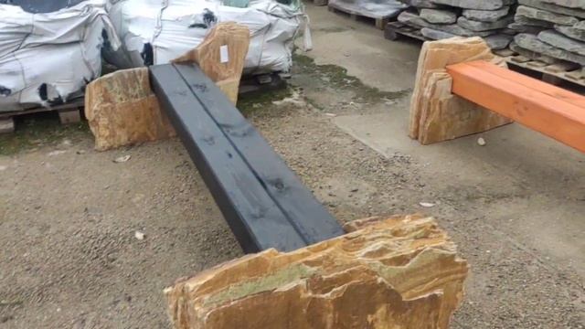 Скамейка из золотистого кварцита.