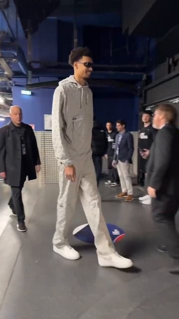 Wemby arrives for his first-ever #NBAParis game!