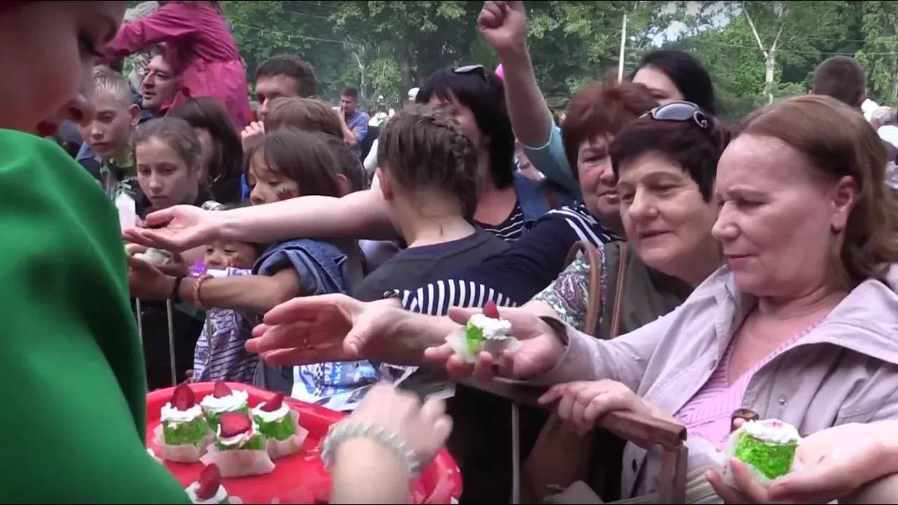 За пирогом на фестивале клубники выстроилась огромная очередь