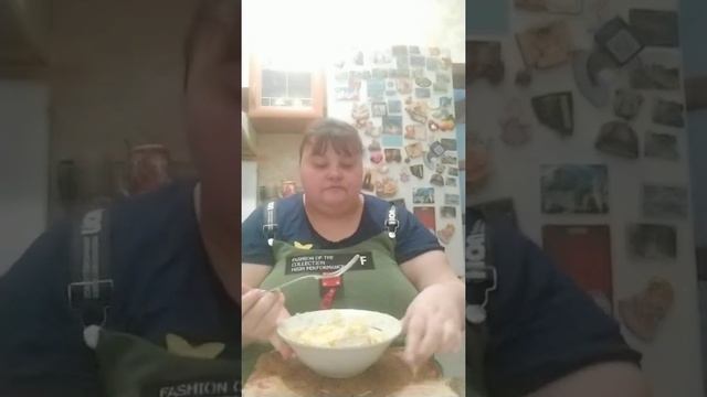 ем картошку с пирожками