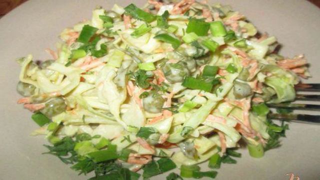 Салат из капусты и соленых огурчиков