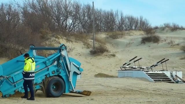 В Анапе тестируют специальную технику по финальной очистке пляжей от мазута.