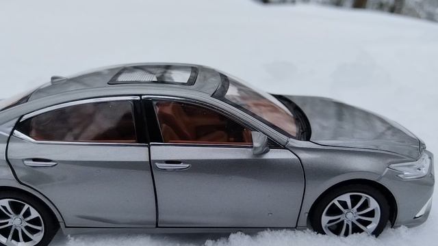 Обзор модели Lexus ES в масштабе 1:24