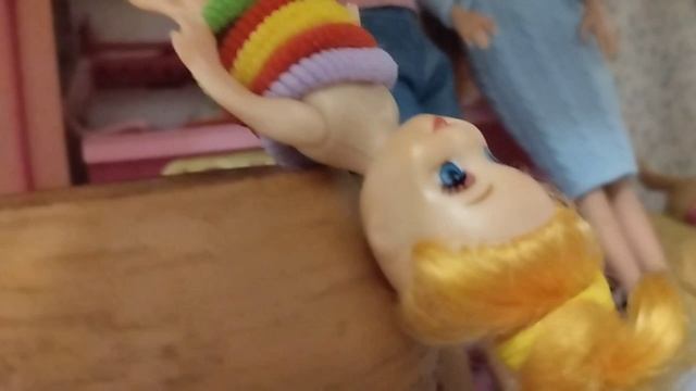 Сабрина и Артем: спрятались в вазе