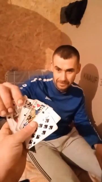 Очень хитрый карточный фокус. Мыкола не смог разгадать секрет.