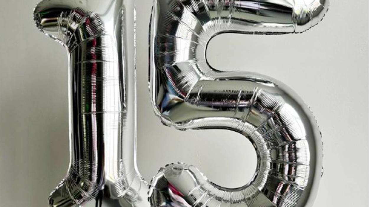 две фольгированные цифры на 15 лет серебряного цвета