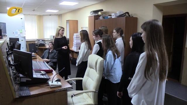 СТАРШЕКЛАССНИКИ ШКОЛЫ №11 ПОСЕТИЛИ ТРК "СТВ" С ЭКСКУРСИЕЙ