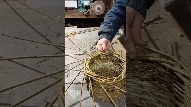 как заплести верх корзины в три прута часть третья