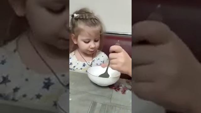 Кормит с ложки сестру кашей