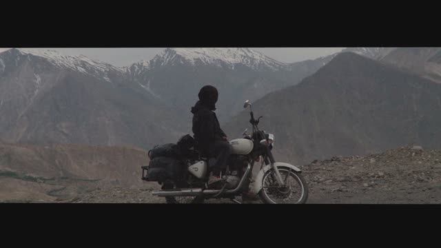 MotoYoga. Путешествие по Гималаям на мотоцикле. Снежные Гималаи Индии и мотоцикл. Медитация.