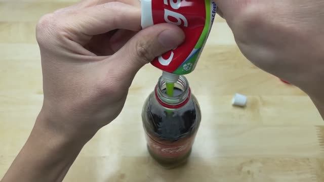 Смешайте Coca-Cola с зубной пастой! Вы не поверите невероятному результату.