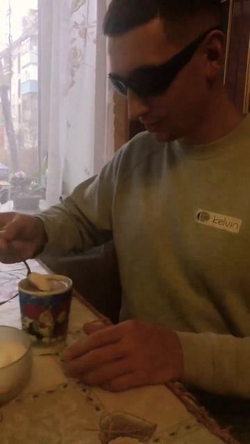 Парень в очках оприходовал кружку с кофе ☕️Скрытая съёмка!#film #home #help #short #video #top #lik