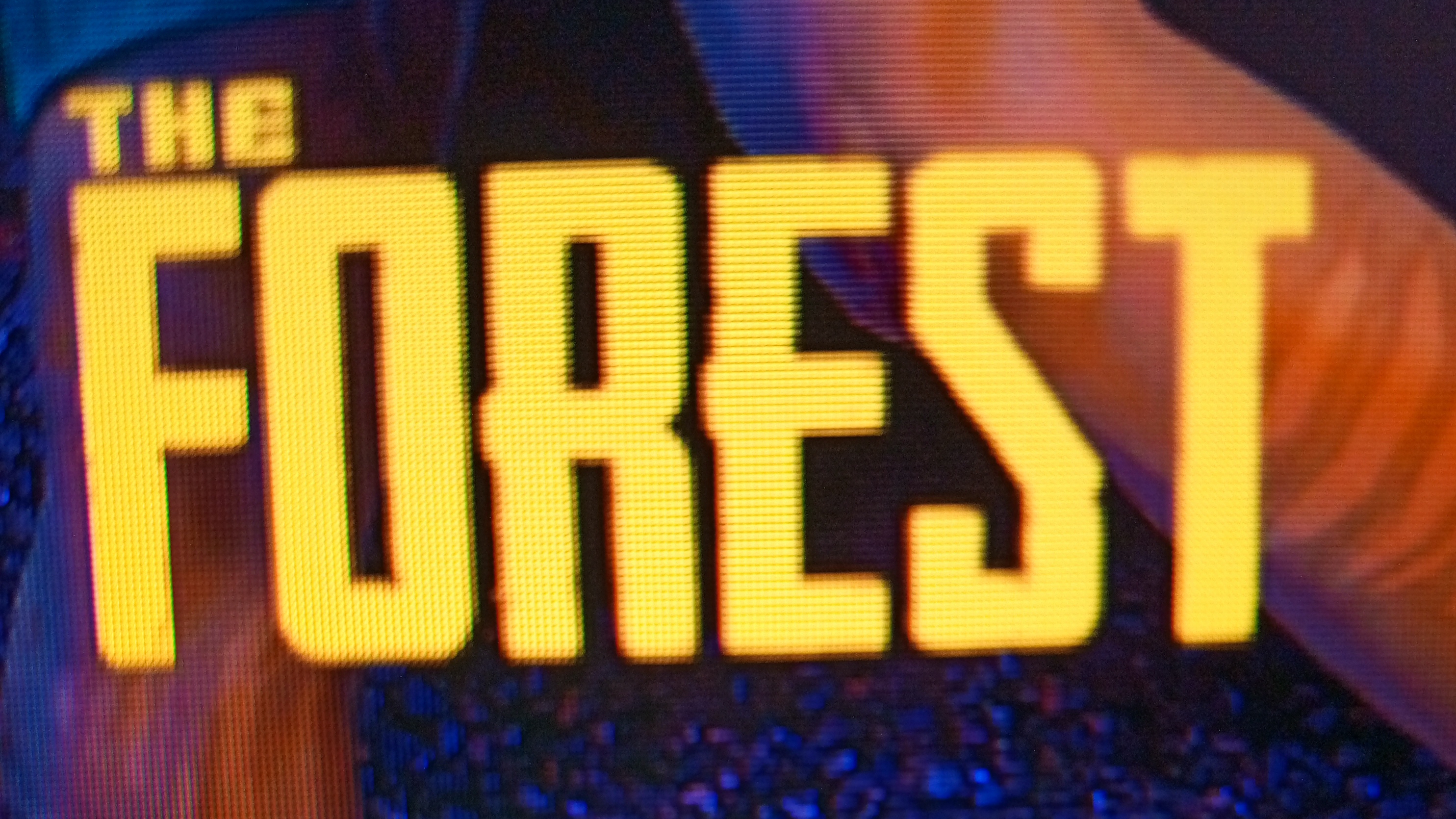 играю на компе в THE FOREST крутая игра
