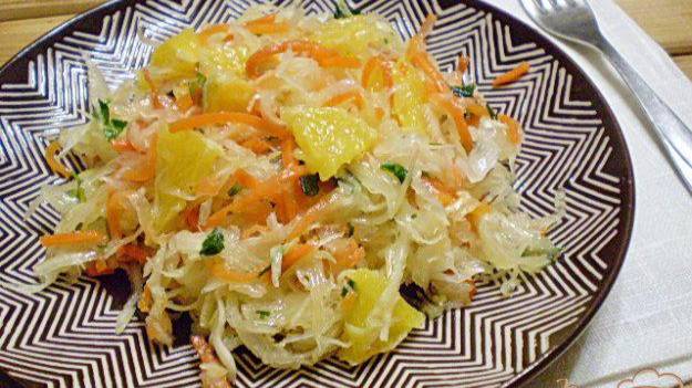 Салат из капусты, моркови и апельсина
