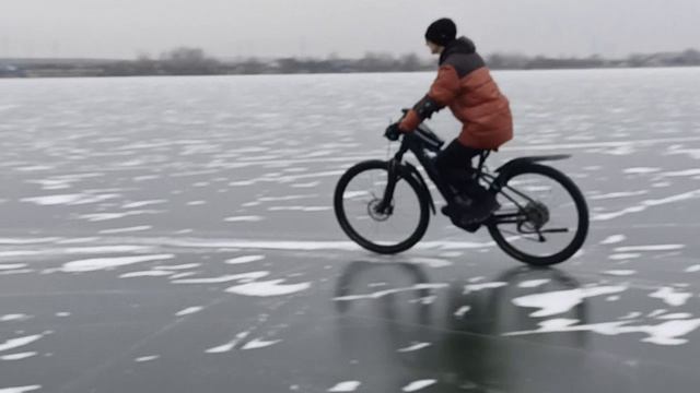 велогонки на льду по замёрзшей проне