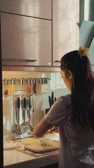 Ты можешь осчастливить её одним звонком. Вот только звони не ей, а в службу доставки еды или цветов