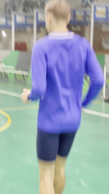 БЕГ НА ПРЯМЫХ НОГАХ НА МЕСТЕ