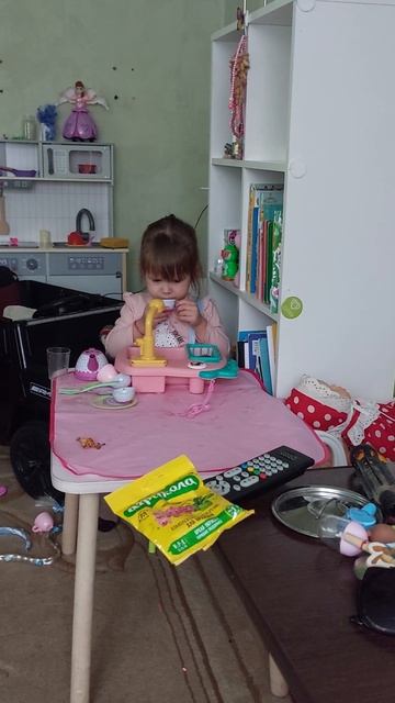 Милана играет в посудку
