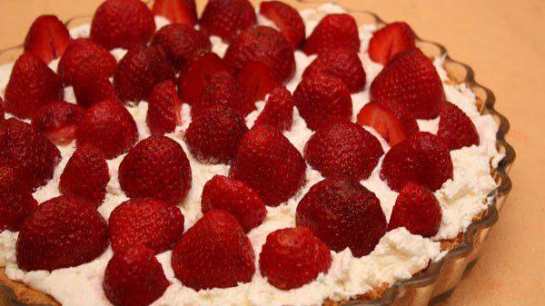 Миндальный пирог с клубникой