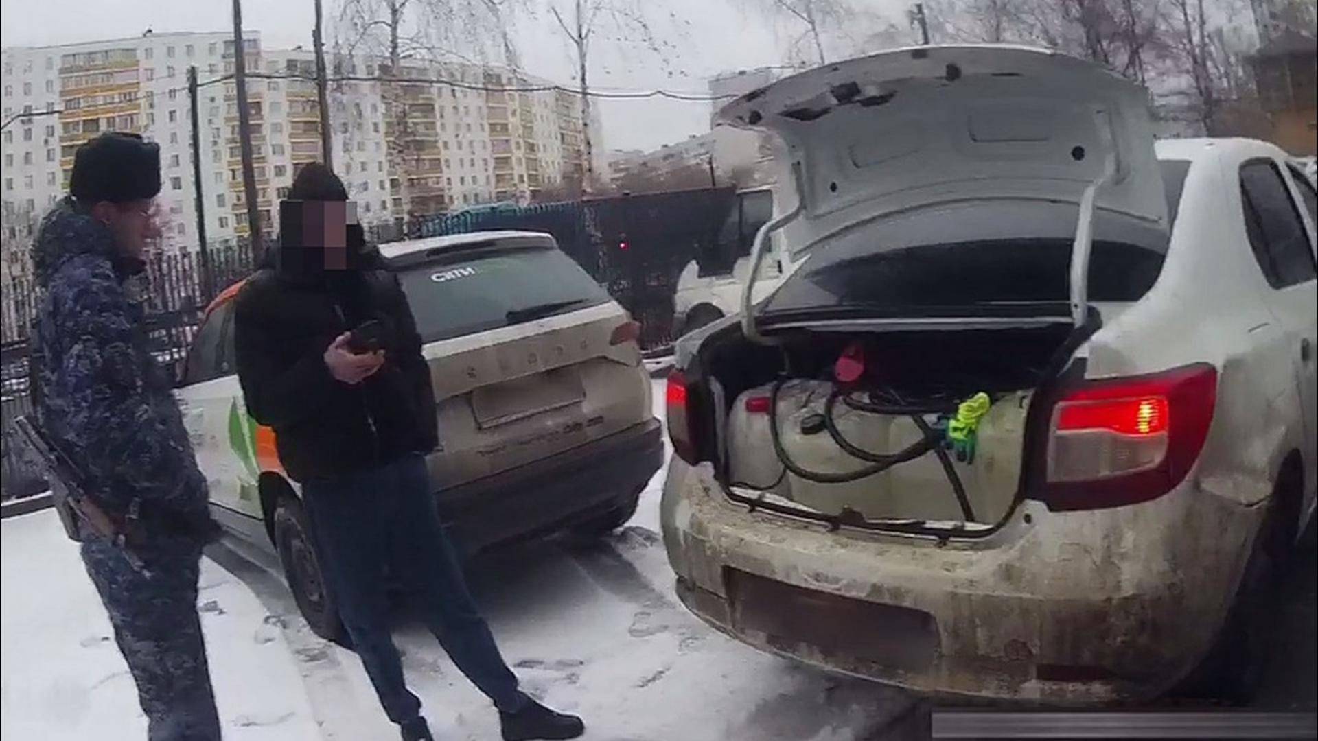 На юге Москвы «поймали за шланг» похитителя бензина из машин