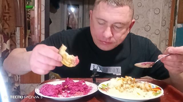 мукбанг/обжор/рисовая каша с красной рыбой,свекольный салат/
