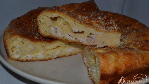 Пирог с сыром, куриным филе и кунжутом