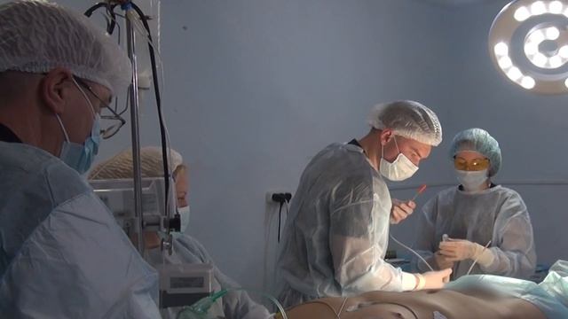 Оказание медпомощи военными медиками в полевых условиях.