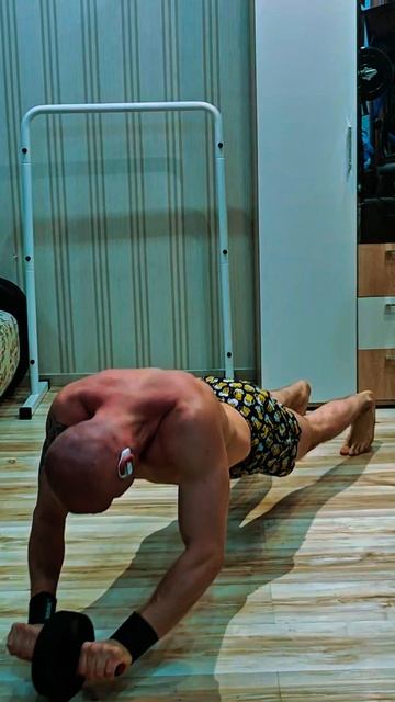 Если бы я был спортивным снарядом, я был бы роликом #спорт #nogymworkout #sports #shorts