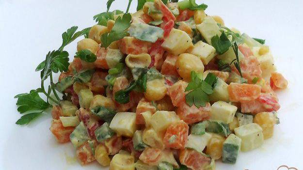 Салат с огурцом, кукурузой и яйцами