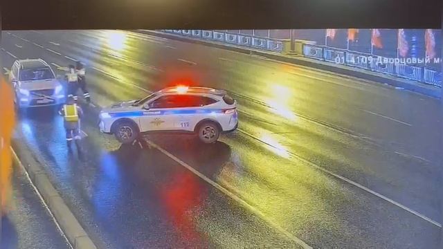 Финал погони за пьяным лихачом на Дворцовом мосту - тот неожиданно для него был разведен.