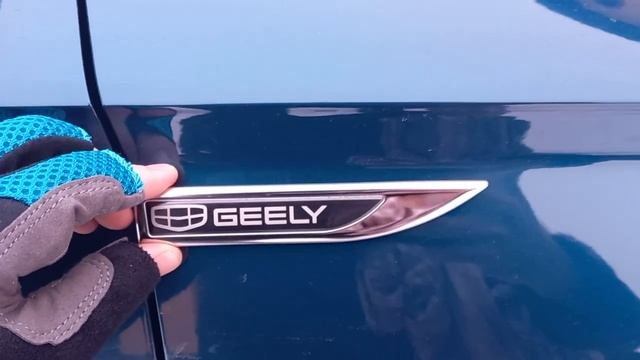 Логотип Geely на крыле из нержавеющей стали