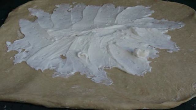 Открытый пирог с клубникой и сливочным сыром
