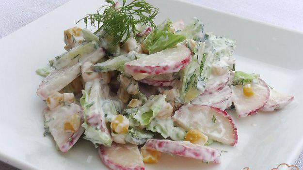 Салат из редиса, огурцов и кукурузы