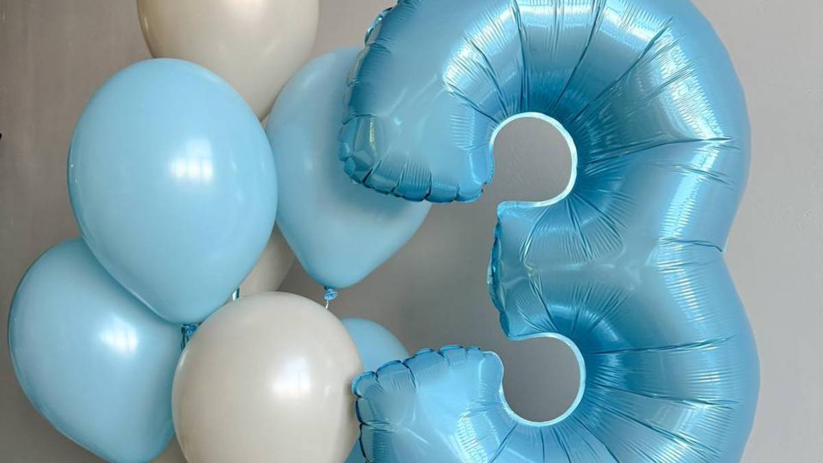 Сет из воздушных шаров в голубом цвете на 3 годика