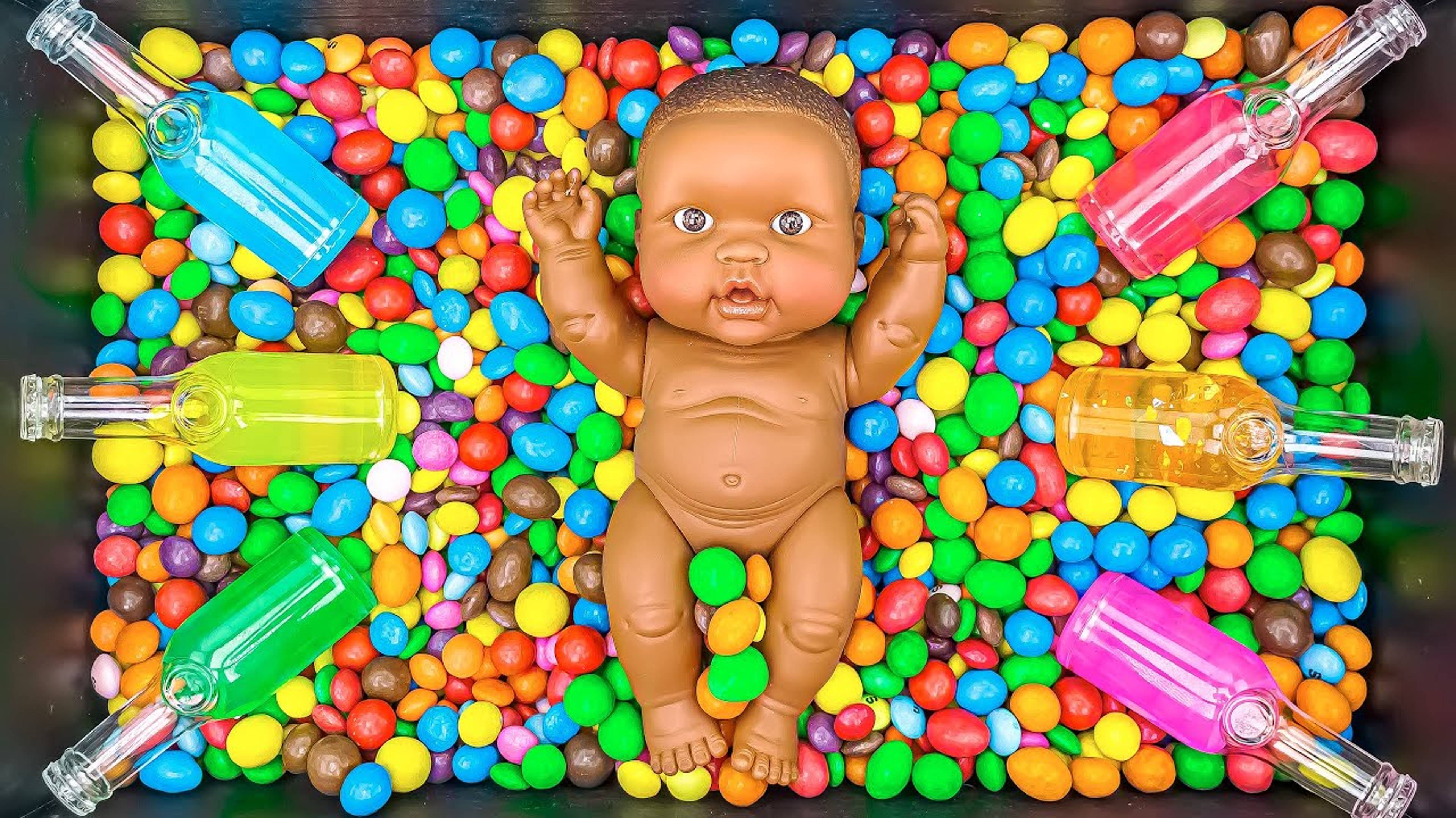 Смешивание глянцевых конфет M&M's в волшебной коробке со слаймовой бутылочкой и цветными шариками