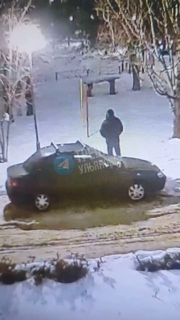 🤯 «Один из людей решил побить машину ногами, после чего все убежали, на Филатова вчера» #Ульяновск